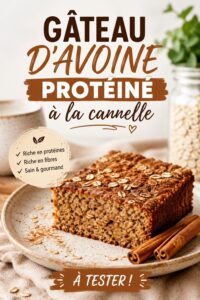 Gâteau protéiné à l'avoine et à la cannelle sur une assiette, prêt à être dégusté.
