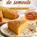 Gâteau de semoule moelleux sur une assiette, décoré de fruits