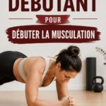 Femme faisant de la musculation avec des haltères dans une salle de gym