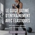 Femme réalisée un exercice avec des bandes de résistance lors d'un entraînement à domicile