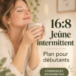Femme souriante préparant un repas équilibré pendant son jeûne intermittent 16:8