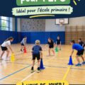 Un groupe d'enfants s'amusant ensemble lors d'une activité d'échauffement en EPS.