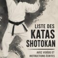 Femme pratiquant un kata Shotokan dans un dojo, mettant en avant sa technique et son mouvement.