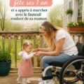 Une petite fille apprenant à marcher avec un fauteuil roulant à côté de sa mère