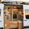 Mercedes Sprinter au style Japandi garé en pleine nature, prêt pour une aventure.