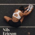 Nils Ericson, photographe commercial au travail, capturant une scène dynamique