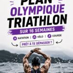 Femme courant lors d'un triathlon avec enthousiasme