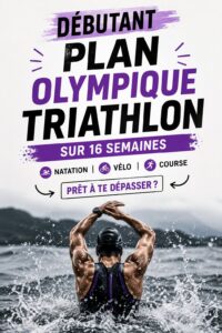 Femme courant lors d'un triathlon avec enthousiasme