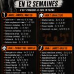 Femme souriante en train de faire des exercices de musculation avec des poids