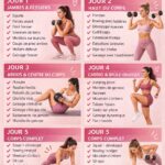 Femme en plein exercice de tonification à domicile, motivée et souriante.