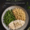 Plat de cabillaud accompagné de riz brun et d'haricots verts sur une table