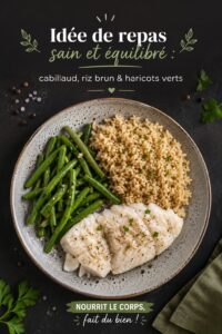 Plat de cabillaud accompagné de riz brun et d'haricots verts sur une table