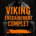 Femme réalisant un entraînement inspiré des Vikings dans un cadre naturel.