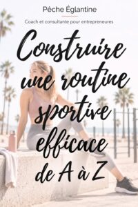 Femme souriante en tenue de sport dans un parc, prête à s'entraîner.