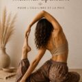 Femme pratiquant le yoga matinal à la lumière du matin, pour équilibre et sérénité.