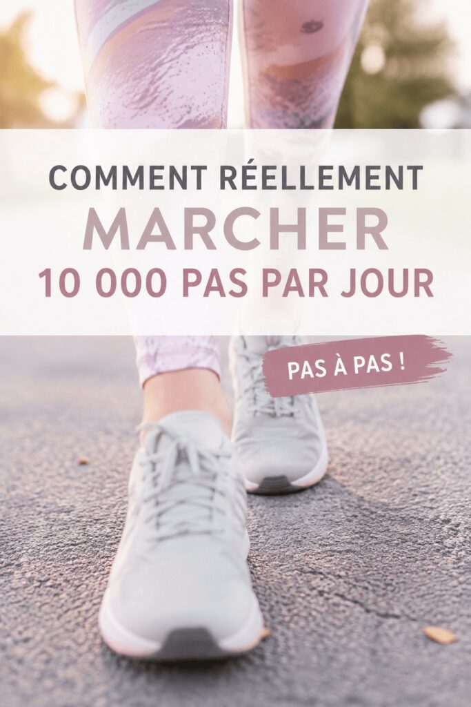 Femme marchant dans un parc, souriante et active, représentant une routine de marche quotidienne