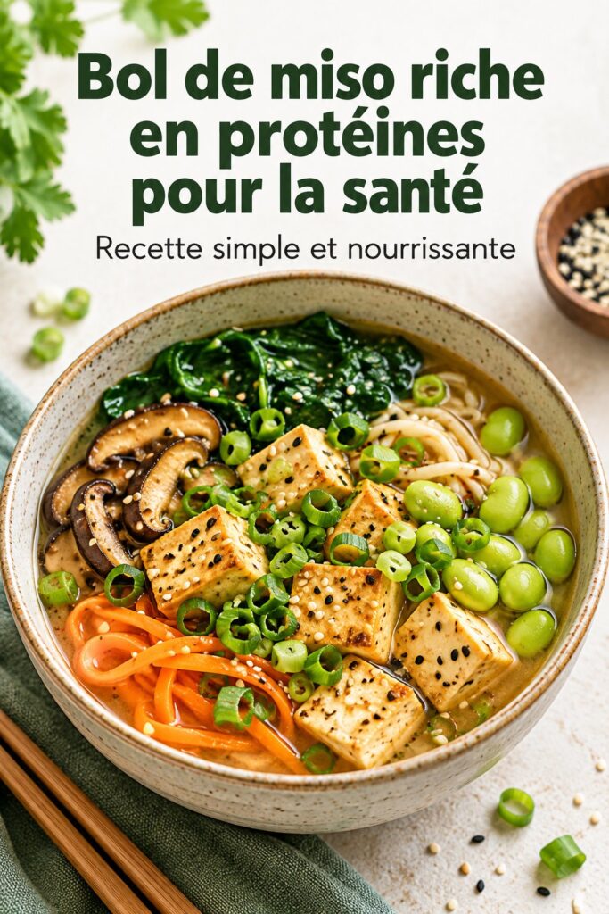 Un bowl de miso rempli de légumes et de protéines, idéal pour un repas sain.