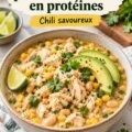 Un bol de chili au poulet blanc riche en protéines, garni d'avocat et de coriandre