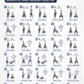 Femme effectuant des squats avec kettlebell dans un parc.