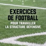 Femme jouant au soccer et exécutant un drill défensif sur le terrain