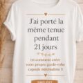 Une femme souriante portant une tenue stylée issue de sa garde-robe capsule, entourée de vêtements organisés.