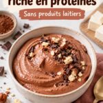 Mousse de tofu riche en protéines servie dans un bol avec des fruits frais