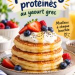 Des pancakes protéinés au yaourt grec légèrement dorés, servis avec des fruits frais.