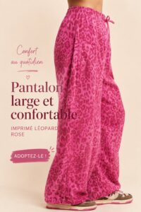 Pantalon large en léopard rose sur un fond neutre, parfait pour un look boho.