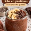 Pudding au chocolat garnie de fruits et graines de chia, idéal pour un dessert nutritif.