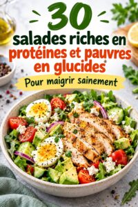 Une belle assiette de salade riche en protéines et pauvre en glucides, garnie de légumes frais et de poulet grillé.