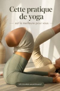 Femme pratiquant le yoga sur un tapis à la lumière du matin
